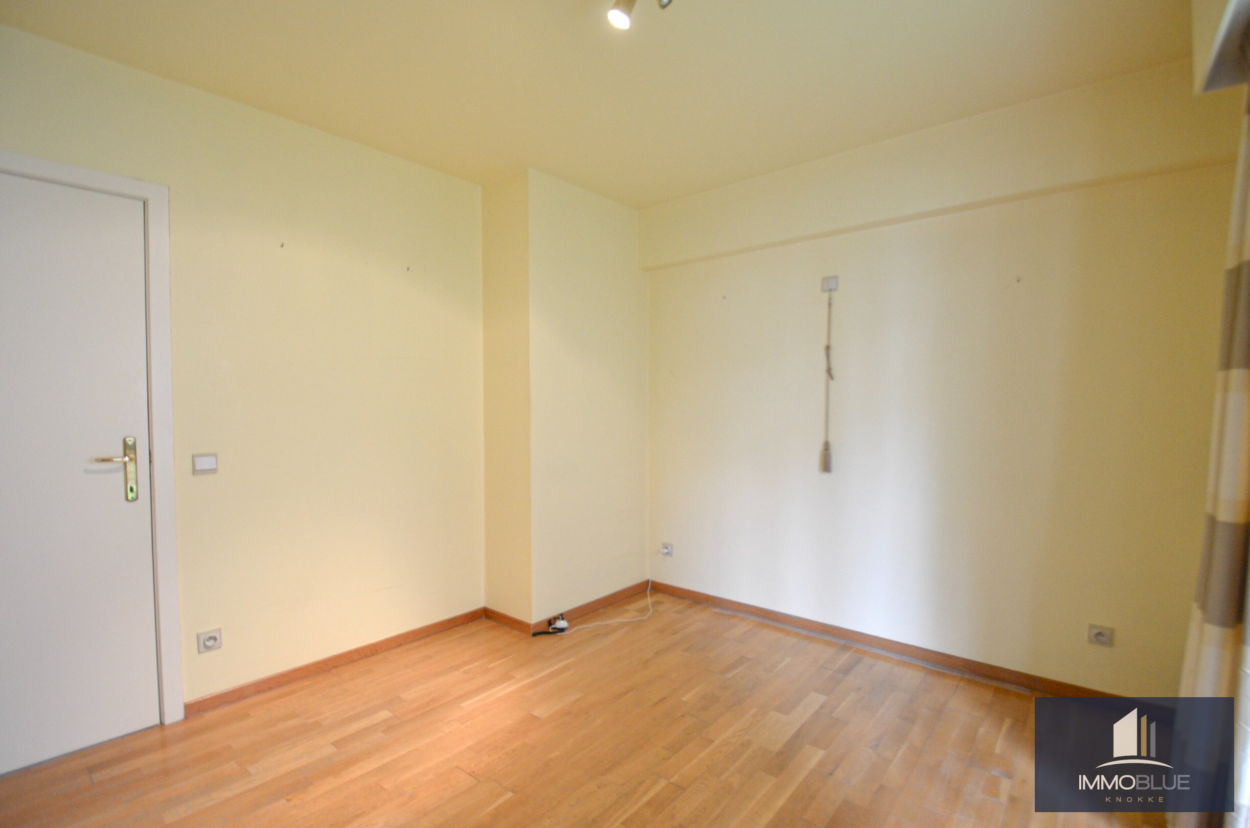 Lichtrijk hoekappartement met ruime terrassen gelegen in een klein residentie. 