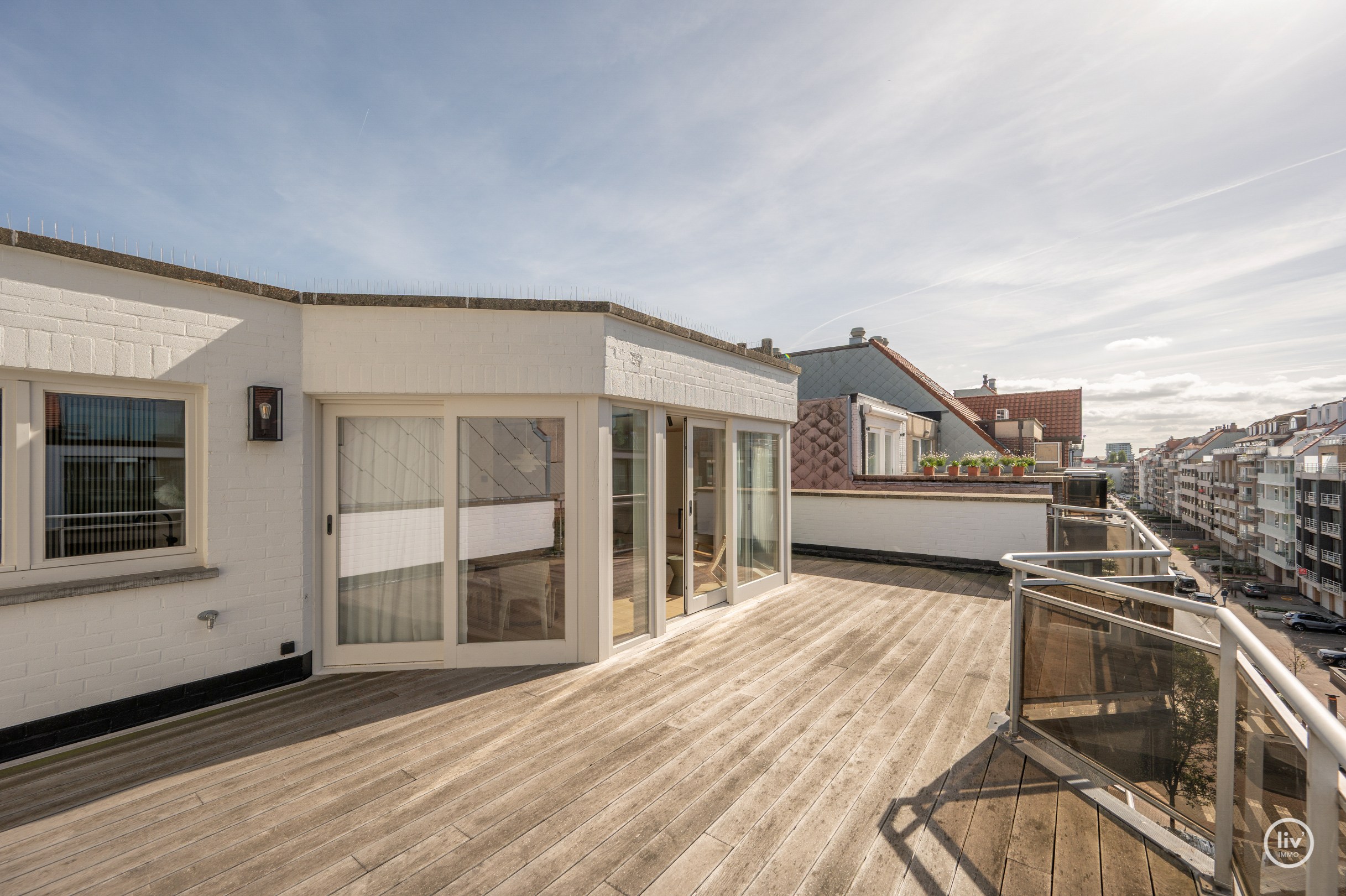Parchtig afgewerkte penthouse met magnifieke terrassen van +/-40m2 en 3 ruime slaapkamers te Leopoldlaan gelegen. 