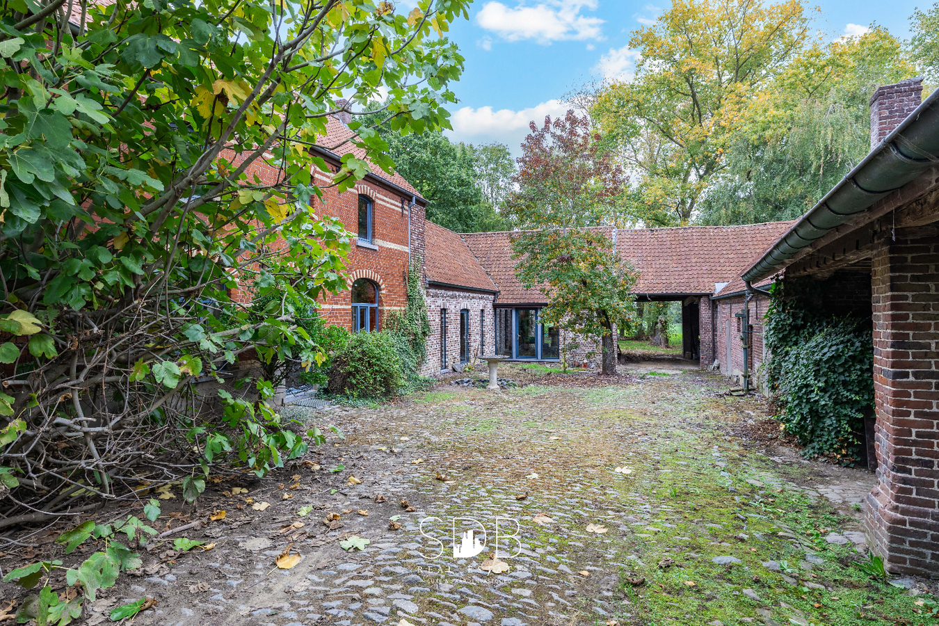 Authentieke hoeve met achterliggend groen op 5.192m² 