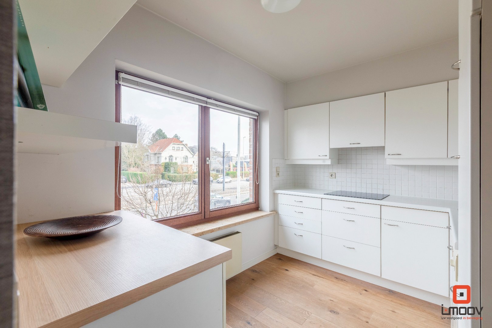 Instapklaar twee-slaapkamerappartement met zonnig terras op sterke locatie in Gentbrugge 