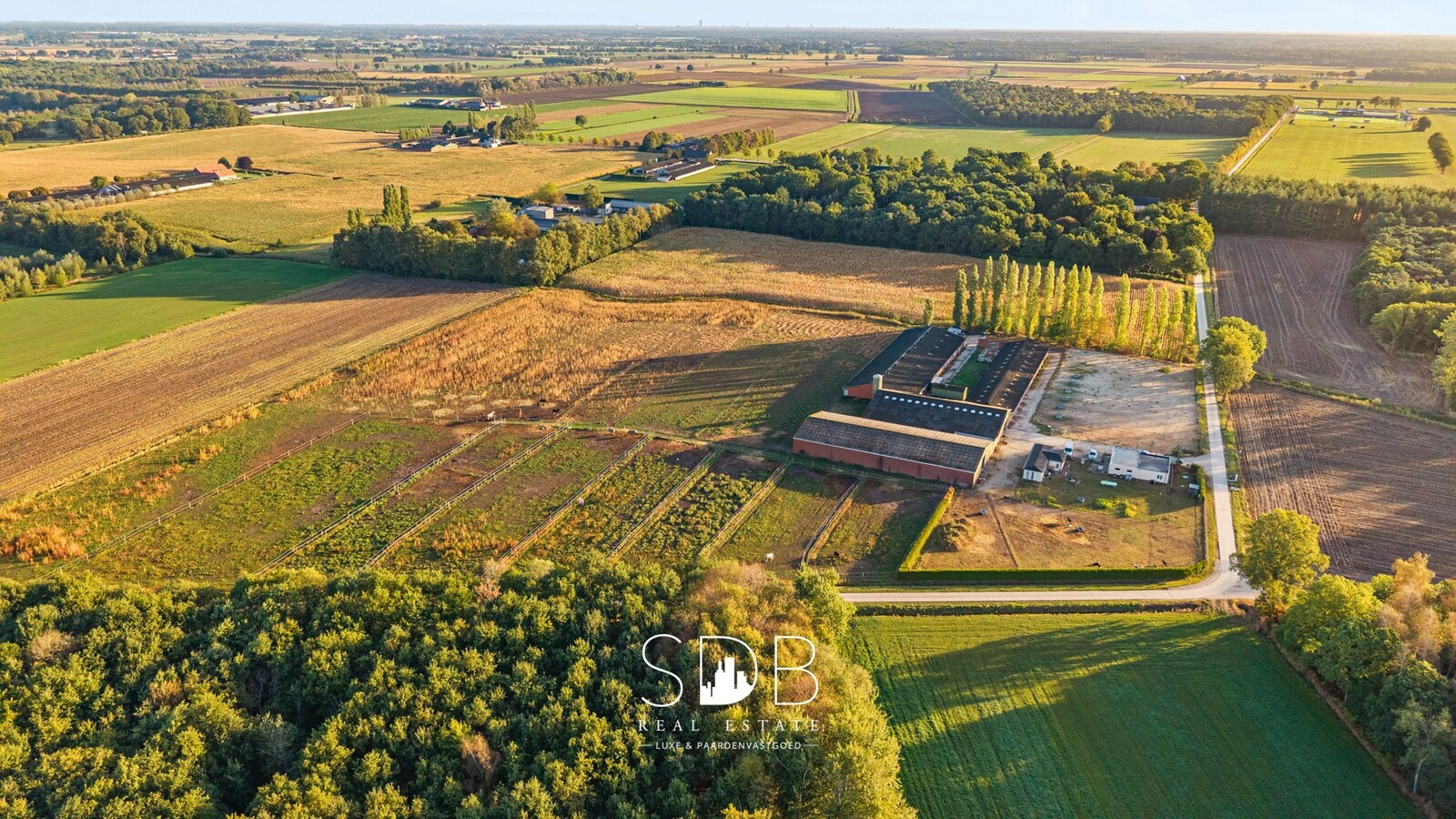 Boerderij met paardenfaciliteiten en graslanden op 14.490m² 