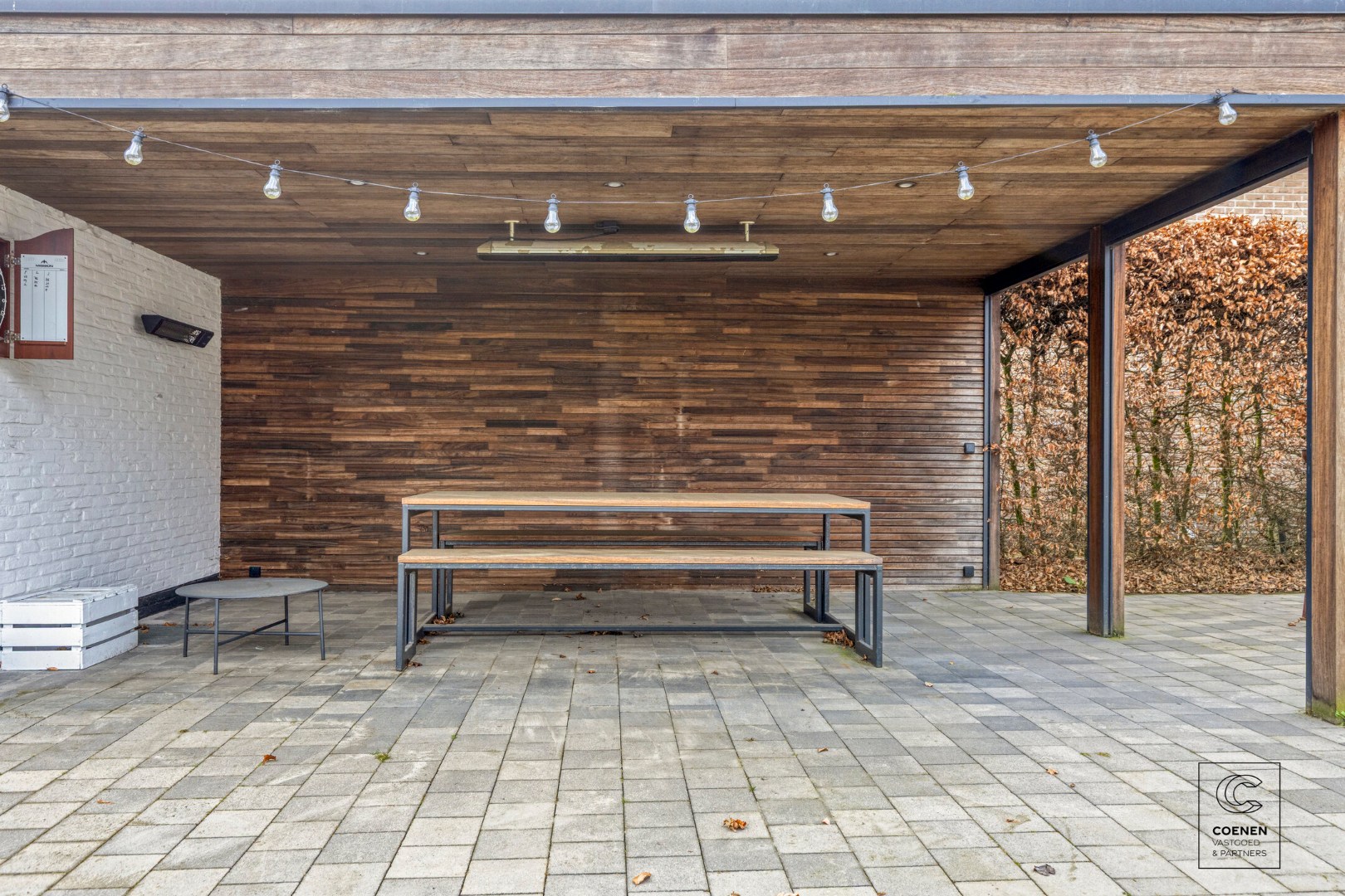 Gerenoveerde woning met 4 à 5 slpk's op een gunstige ligging te Oelegem! 