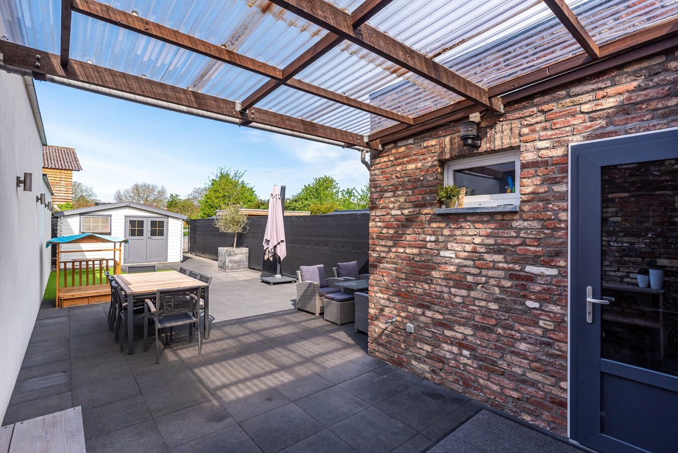 Tof ingerichte gezinwoning met privé-parking 