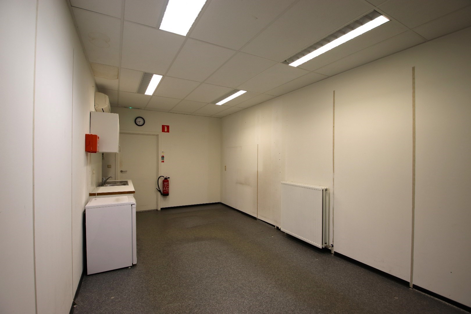 Recente handelsruimte met kelder in de Nieuwstraat te Geel 