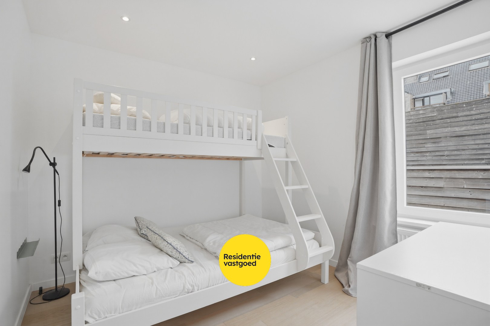 Subliem gerenoveerde herenwoning met 6 slaapkamers inclusief garage in Nieuwpoort-Stad op 135m² 