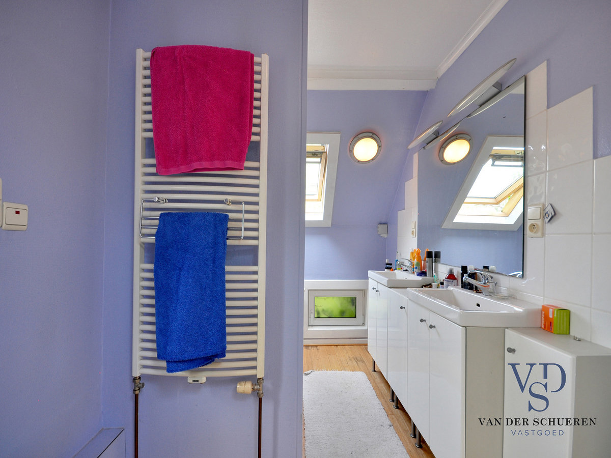 Idyllische woning met schuur. Uitzonderlijk gelegen. 