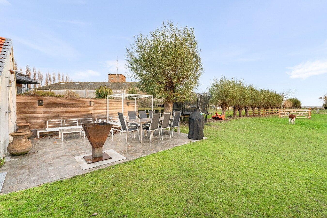 Uiterst charmante halfopen bebouwing met weidse zichten op een perceel van 2012m² 