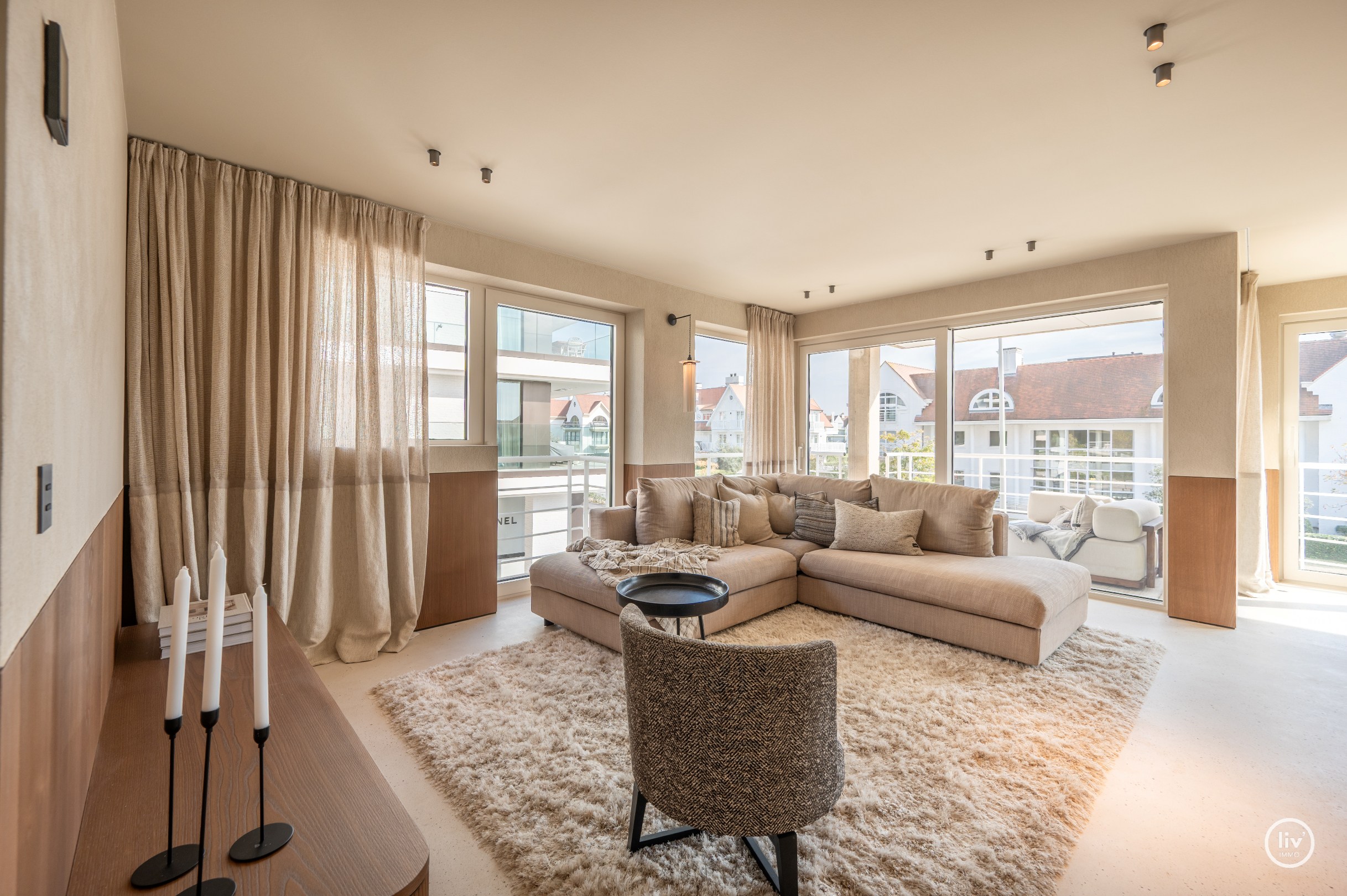 Appartement d'angle entièrement rénové et de haute qualité dans une résidence de standing au cœur du Zoute. 