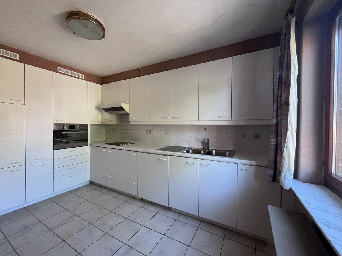 Bijzonder goedgelegen, ruim 3-slaapkamer-appartement met riant zonneterras 