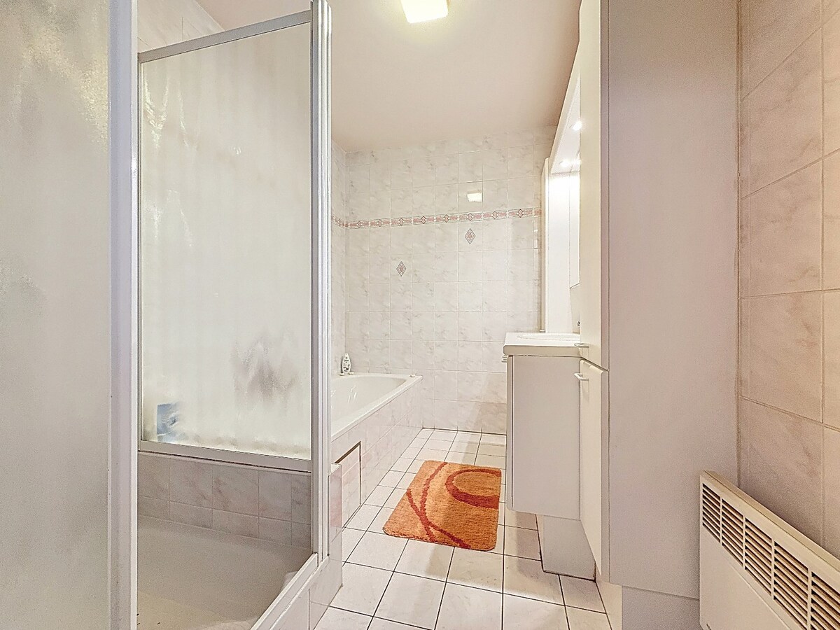 Energiezuinig gelijkvloersapp. met tuintje en garage te centrum Wetteren 