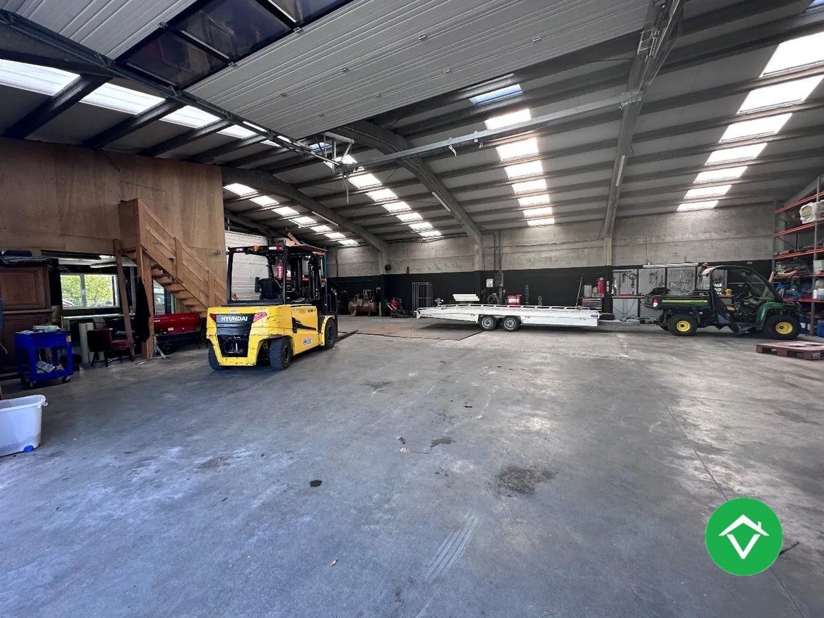 Veelzijdig bedrijfsgebouw van 294 m² op toplocatie in Torhout 