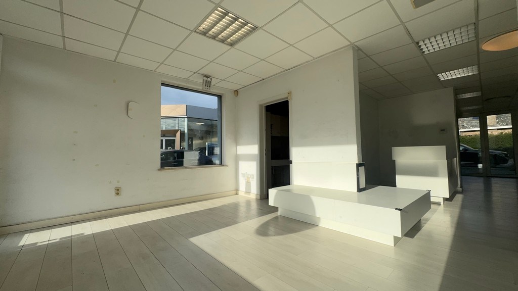 Commercieel gelegen handelspand te koop in Deinze (Astene)