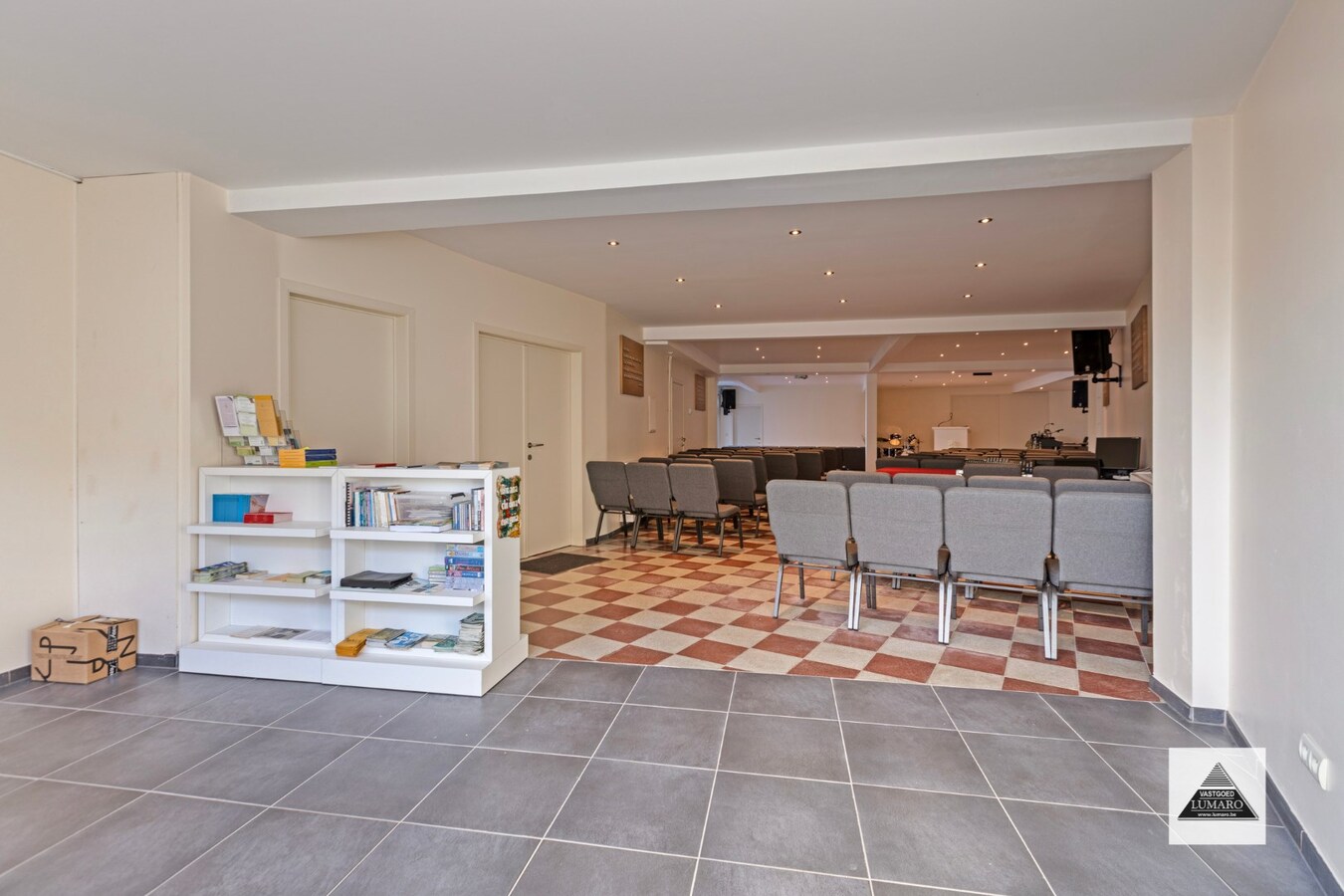 Handelsgelijkvloers en 2 appartementen en parking. Perceel van 15a 49ca. 