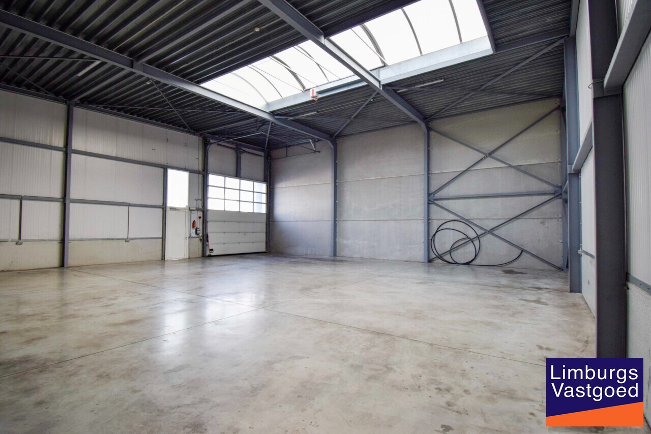 Instapklare KMO-unit, 225 m², met sectionaalpoort en parking 