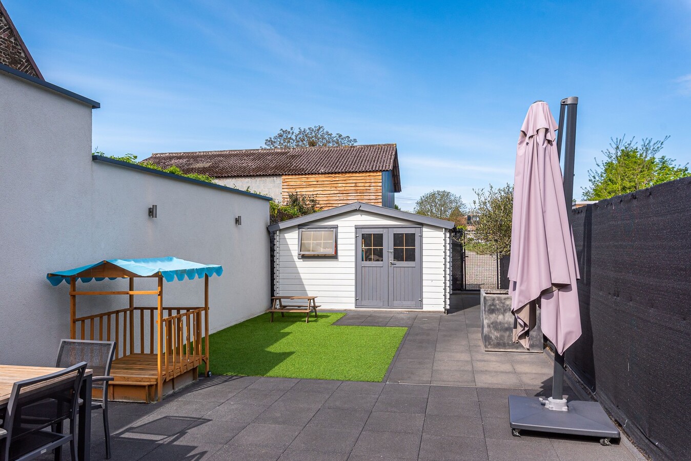 Tof ingerichte gezinwoning met privé-parking 