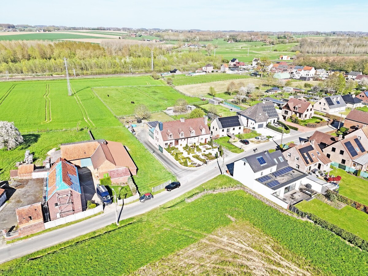 Ruime HOB met veel opslagruimte/garage te Zwalm 