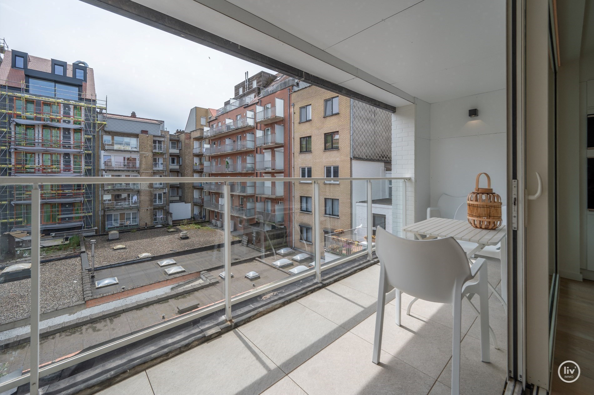 GEMEUBELD - Prachtig, ruime en tevens récente triplex (199 m2) in een zijstraat van de lippenslaan vlakbij de zeedijk te Knokke. 