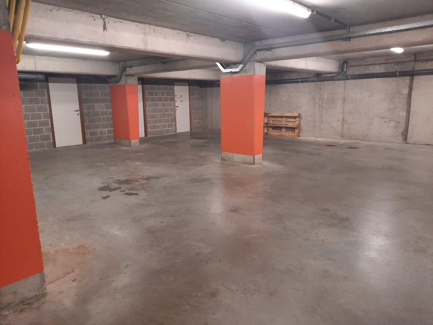 staanplaats met aparte kelderberging 