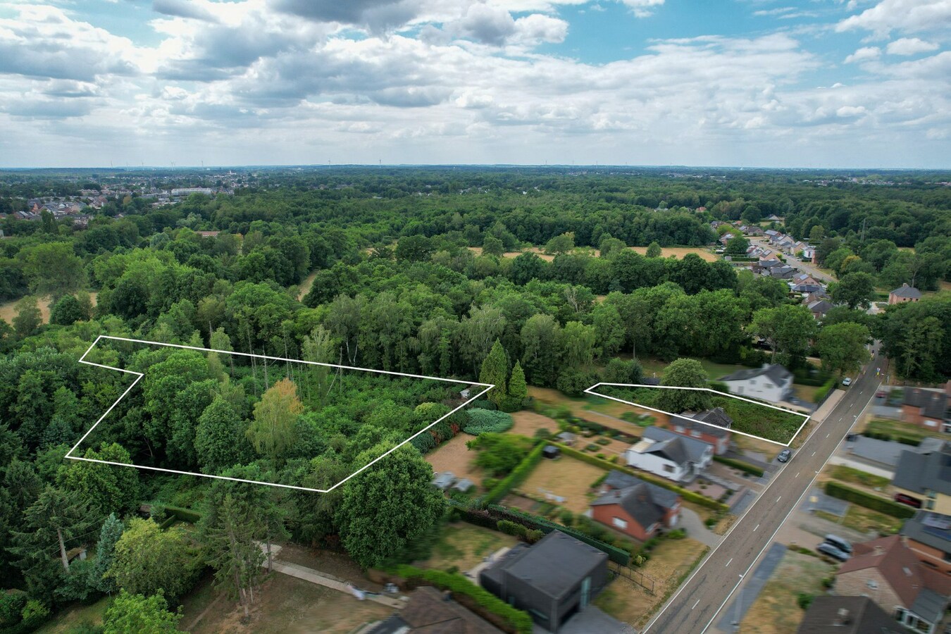 Bouwgrond van circa 8,5 are met een uitzonderlijke straatbreedte van circa 21m 