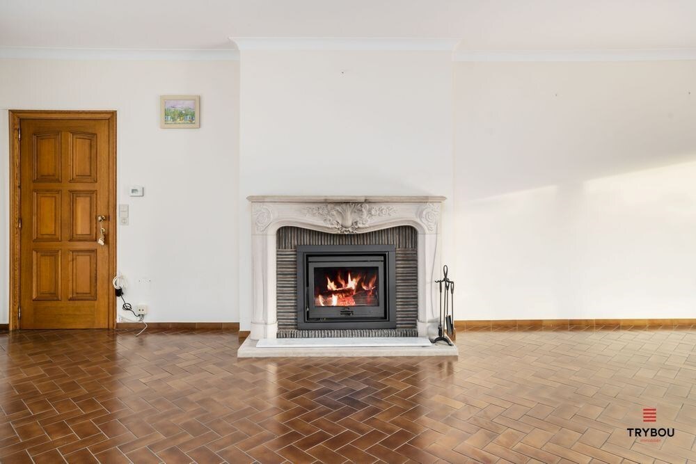 Ruime karaktervolle villa met 3 garages op 1099m² 