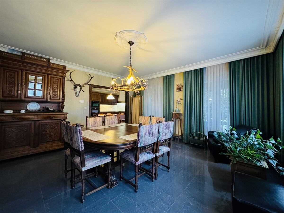 Unieke hoeve met woonst, 3 appartementen en paardenstallen op een ruim perceel van ca 1,2ha te Dilsen-Stokkem 