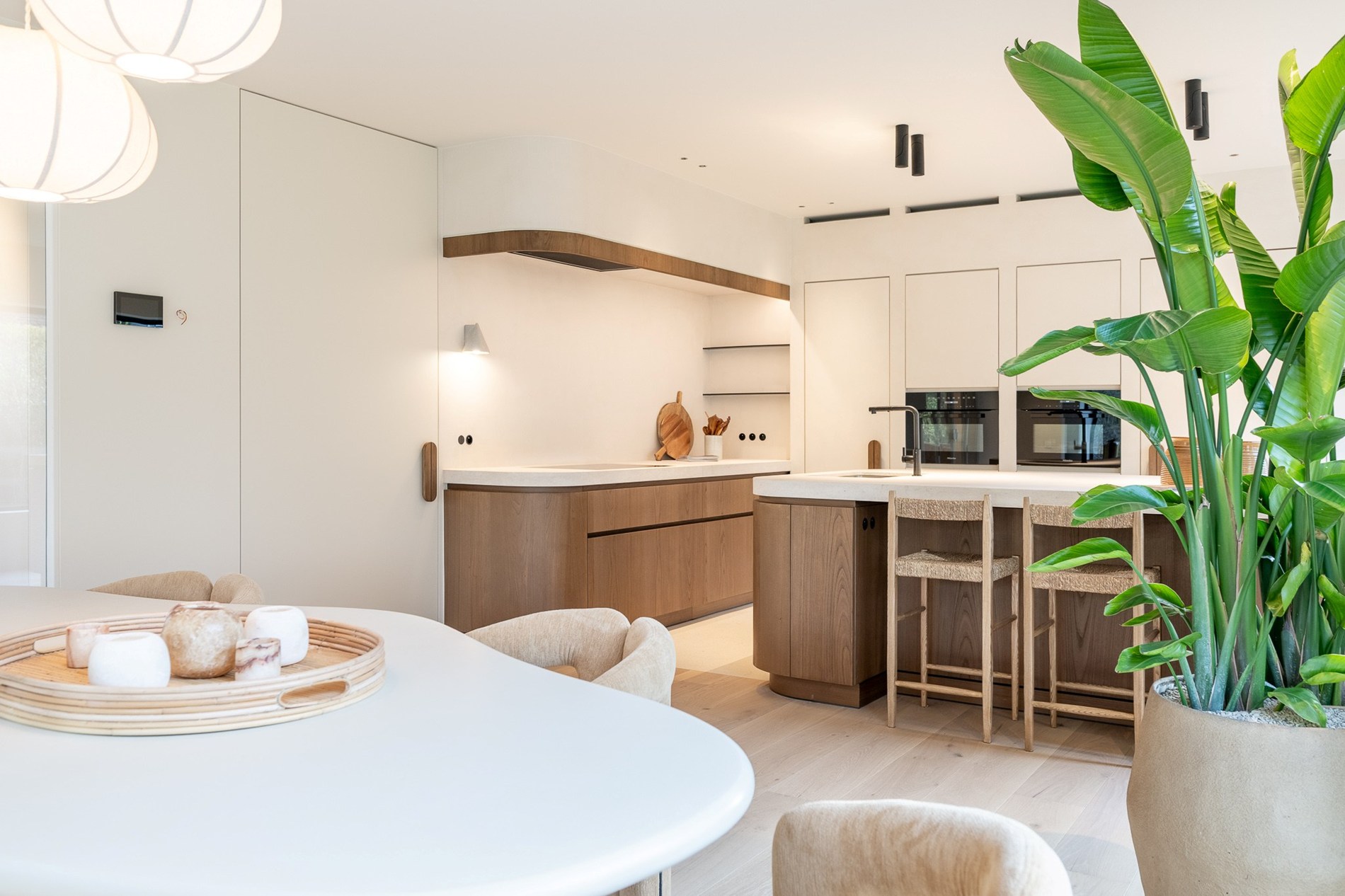 Luxueus gerenoveerde koppelvilla met zwembad in de Noordzeelaan te Knokke. 