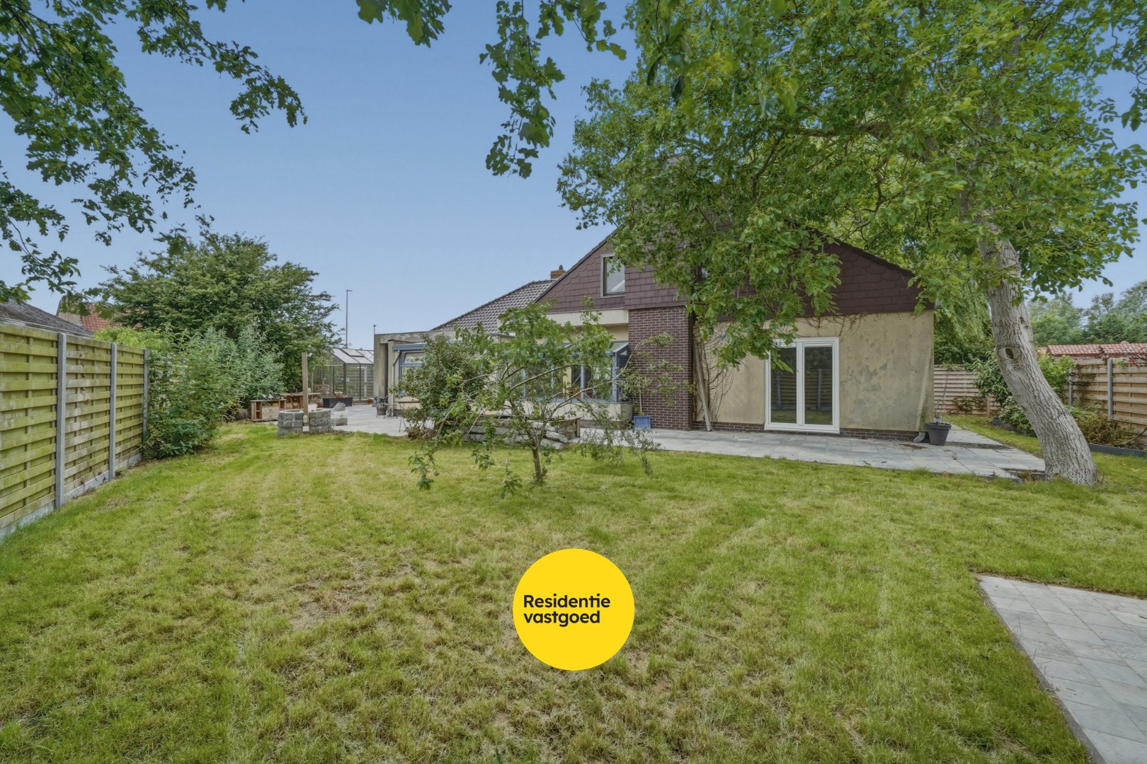 Vrijstaande bungalow met veel potentieel langs het water in hartje Oudenburg 