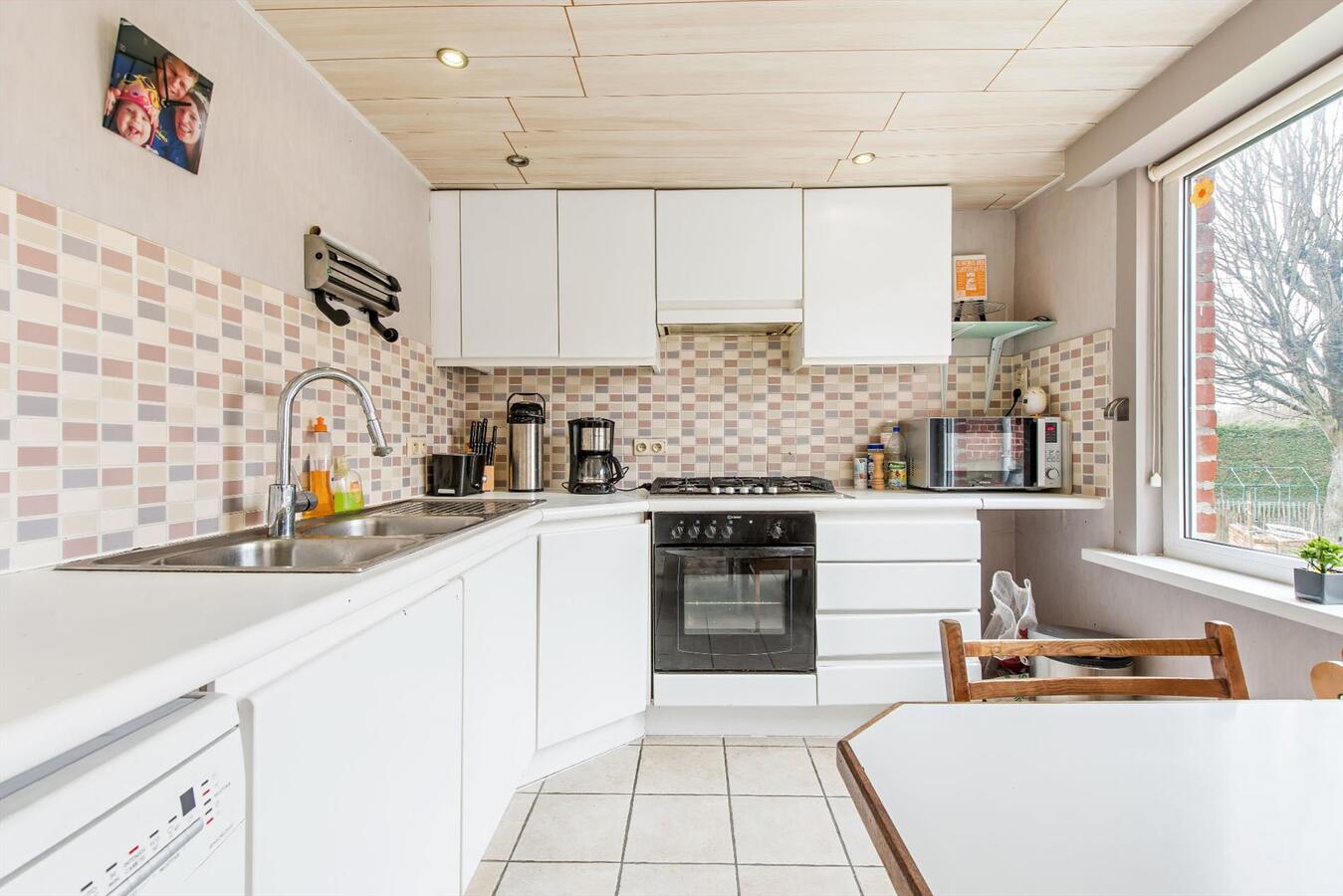 Ruime halfopen  woning met zuidgerichte tuin en garage 