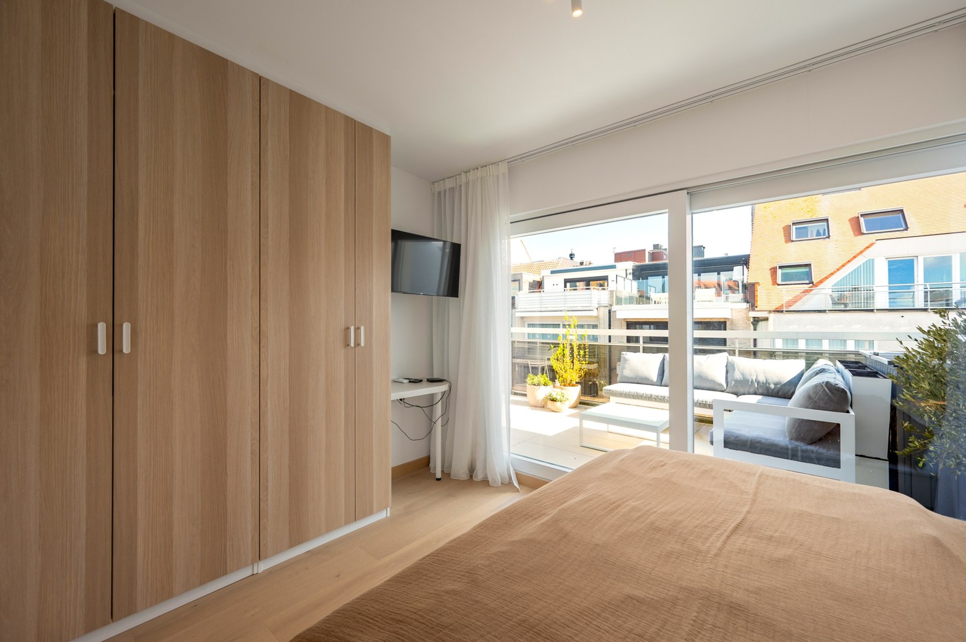 Penthouse duplex exceptionnel de 125 m² dans la résidence William, un bâtiment récent et élégant (2020), parfaitement situé au centre de Knokke. 
