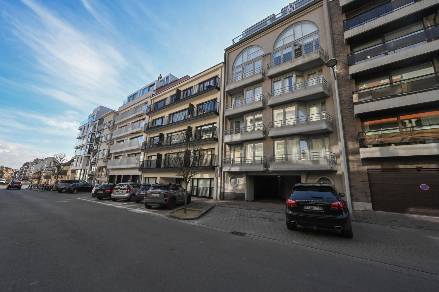 GEMEUBELD - Super gelegen en perfect onderhouden appartement, gelegen in de Van Bunnenlaan. 