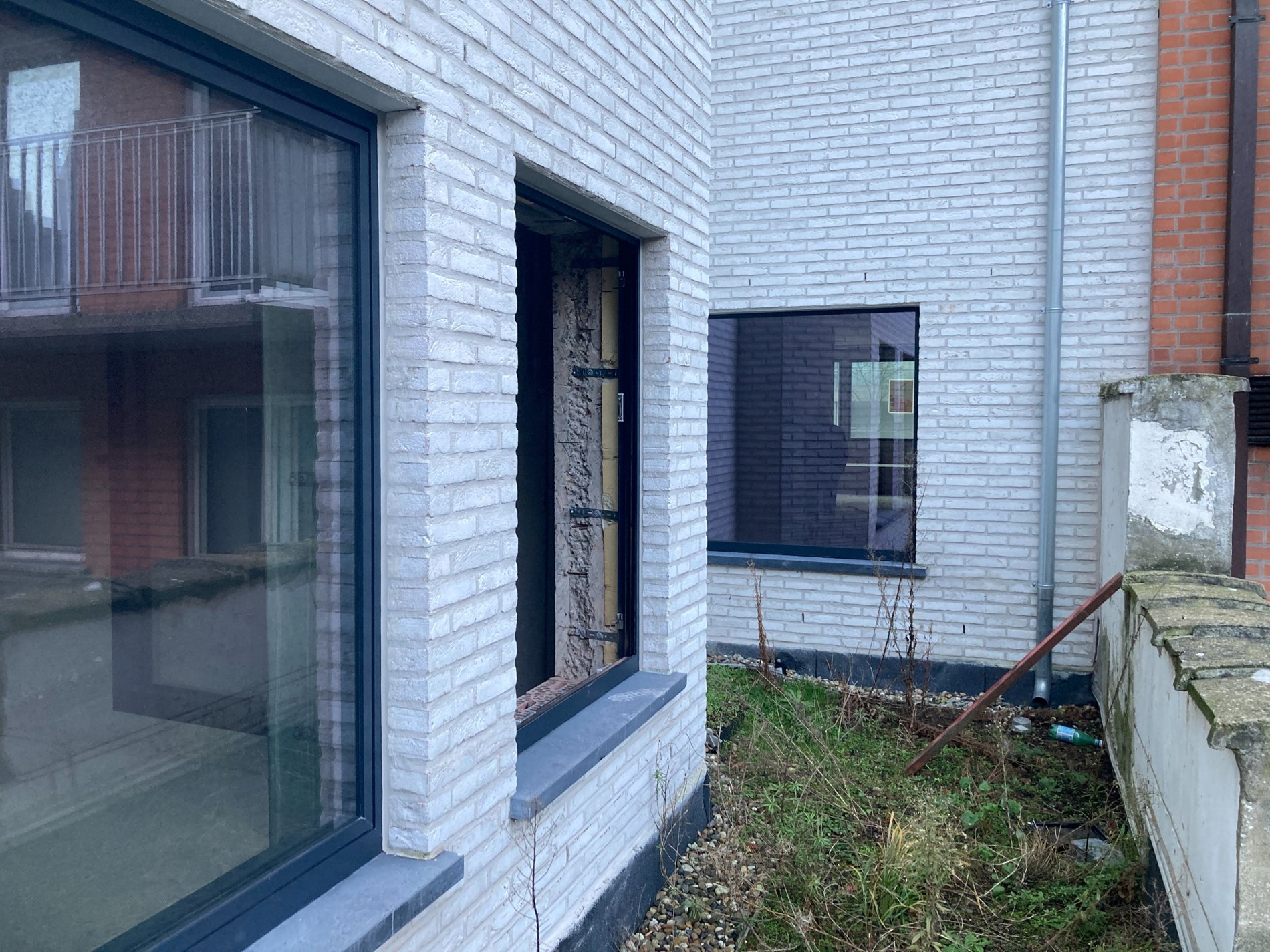 Local commercial avec mezzanine et beaucoup de luminosité situé dans une résidence neuve dans un emplacement de choix sur la Lippenslaan à Knokke. 