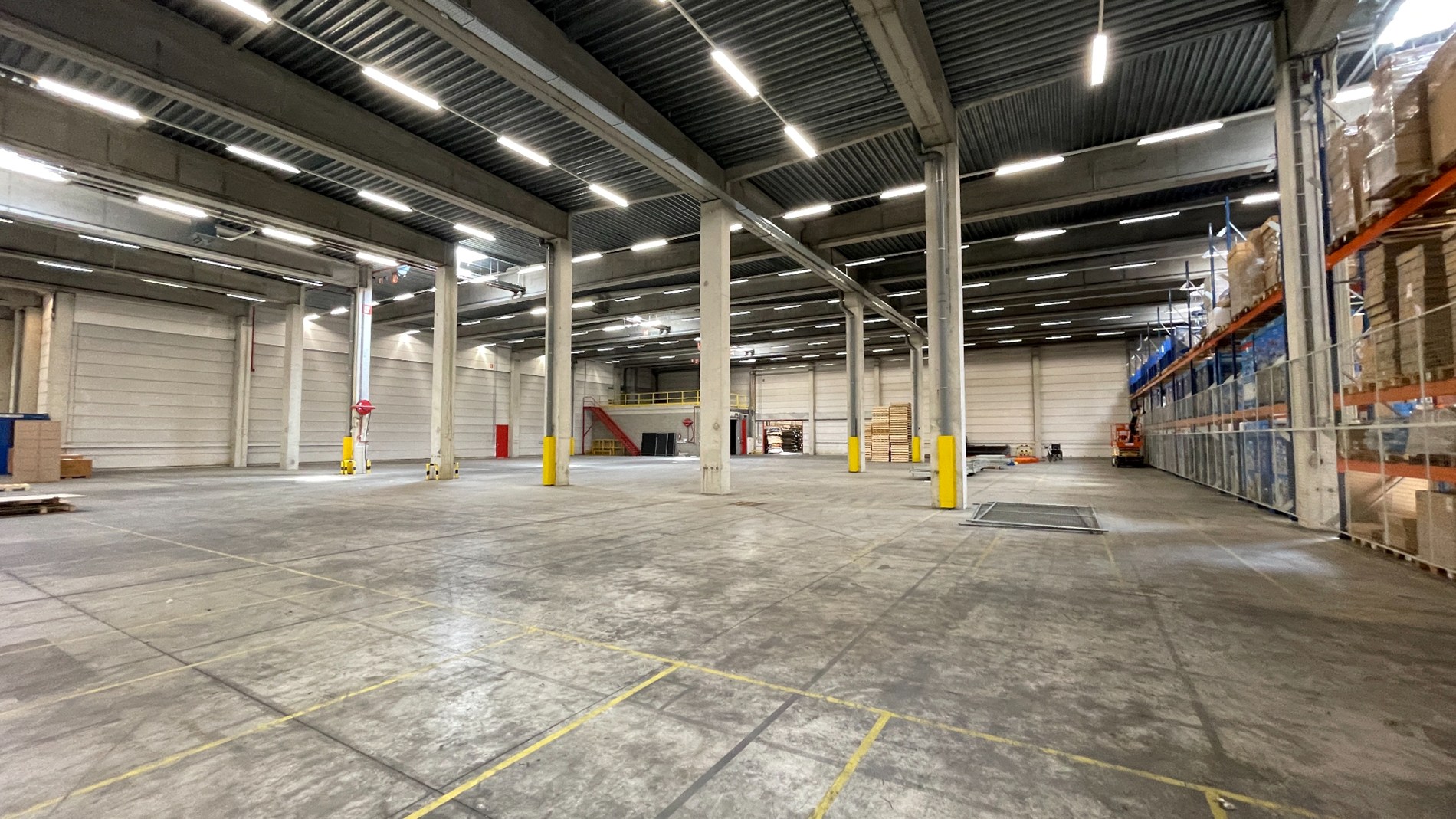 Loods met kantoor te huur nabij E19 in Mechelen