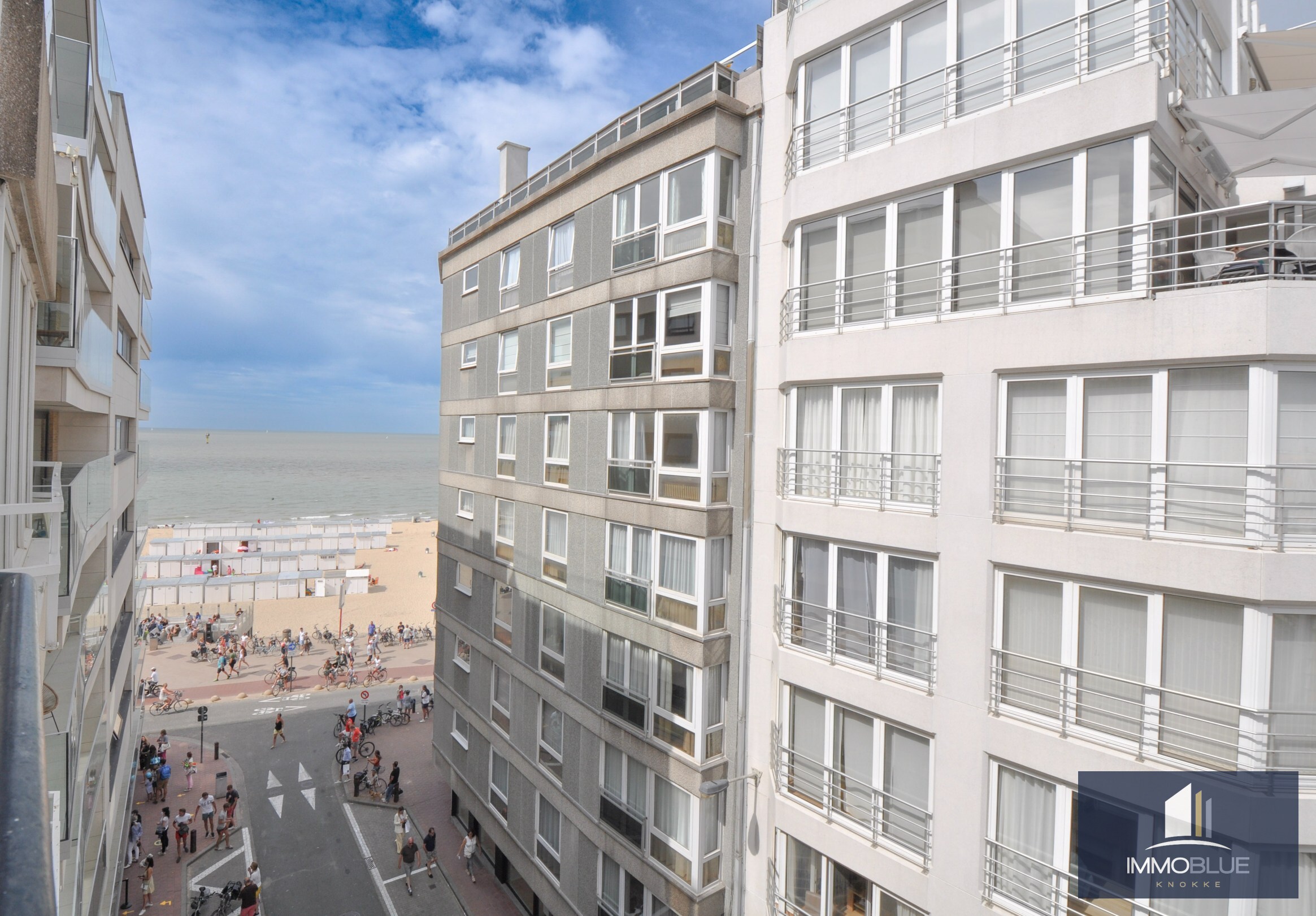 Hoogwaardig volledig gerenoveerd appartement met zijdelings zeezicht en zicht op de Kustlaan. 