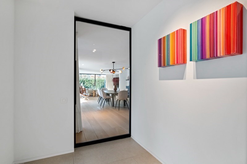 Magnifique villa jumelée récemment rénovée, située au calme entre le centre de Knokke et Le Zoute, avec une parfaite orientation Sud-Ouest. 