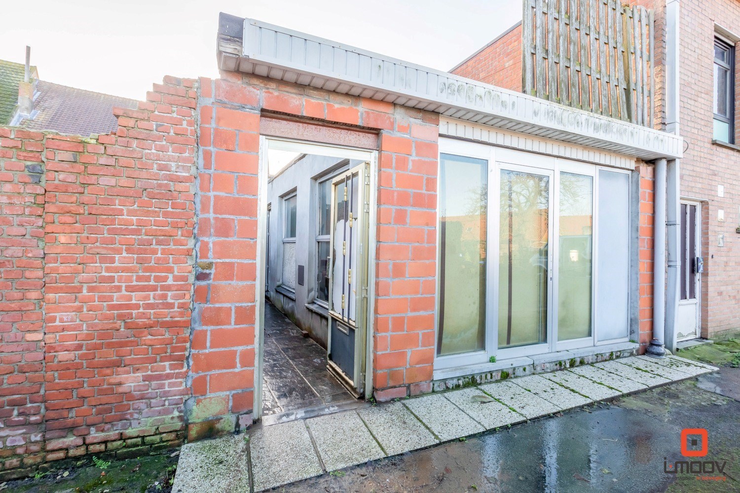 Te renoveren eengezinswoning met voldoende parkeermogelijkheden. 