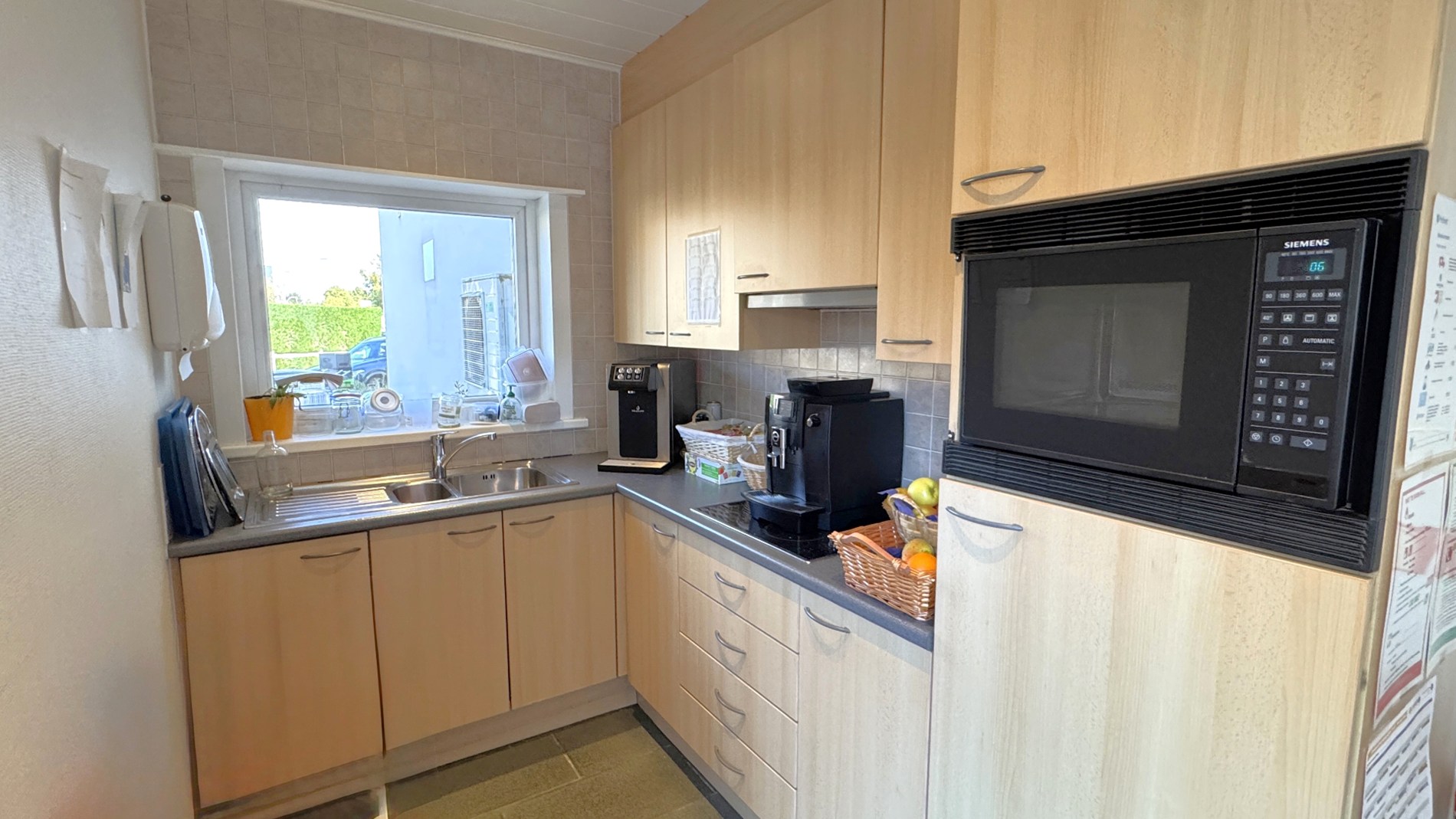 Standalone kantoorgebouw te huur nabij E40 in Drongen