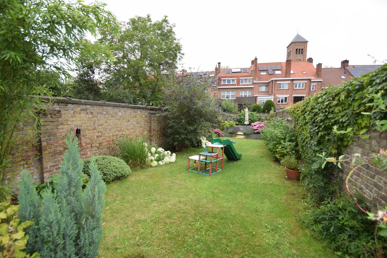 Kwalitatief gerenoveerde, ruime 4-slpk-woning met toffe stadstuin op Christus-Koning 