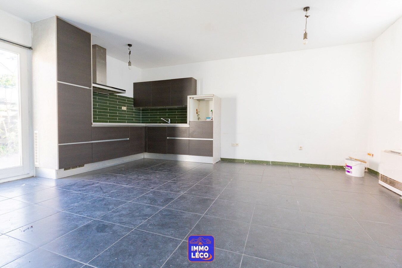 Maison avec jardin, située dans une rue calme. 