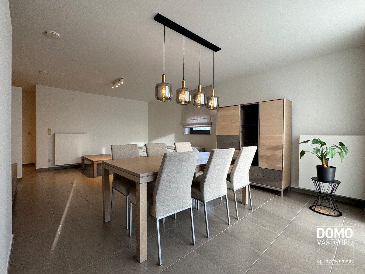 Ruim gemeubeld 2-slaapkamer appartement met terras in Kermt 