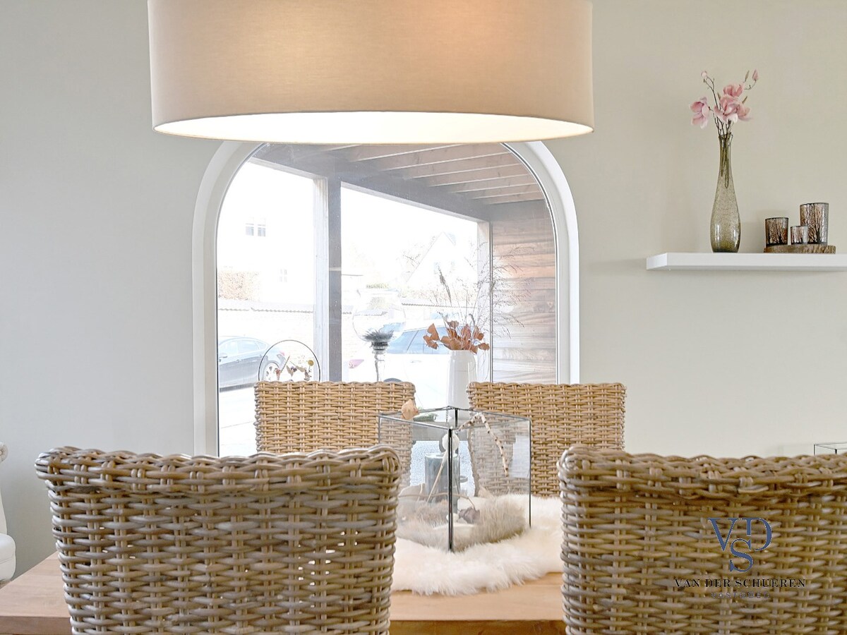 Recente pastorijwoning in hartje Dikkelvenne. 