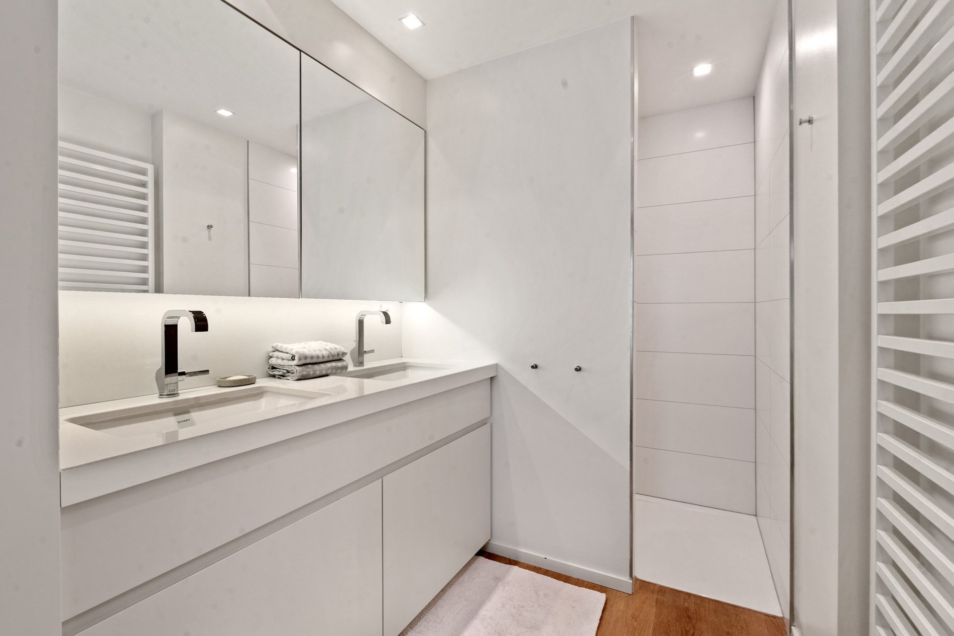 Bel appartement rénové, spacieux avec 2 chambres et une belle largeur de façade, situé au centre de l'avenue Lippens à Knokke. 