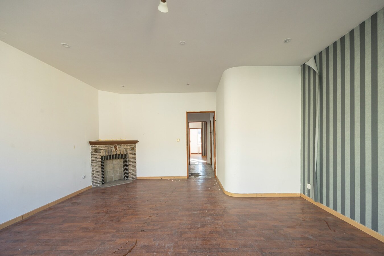 Te renoveren opbrengsteigendom met garage te Antwerpen! 