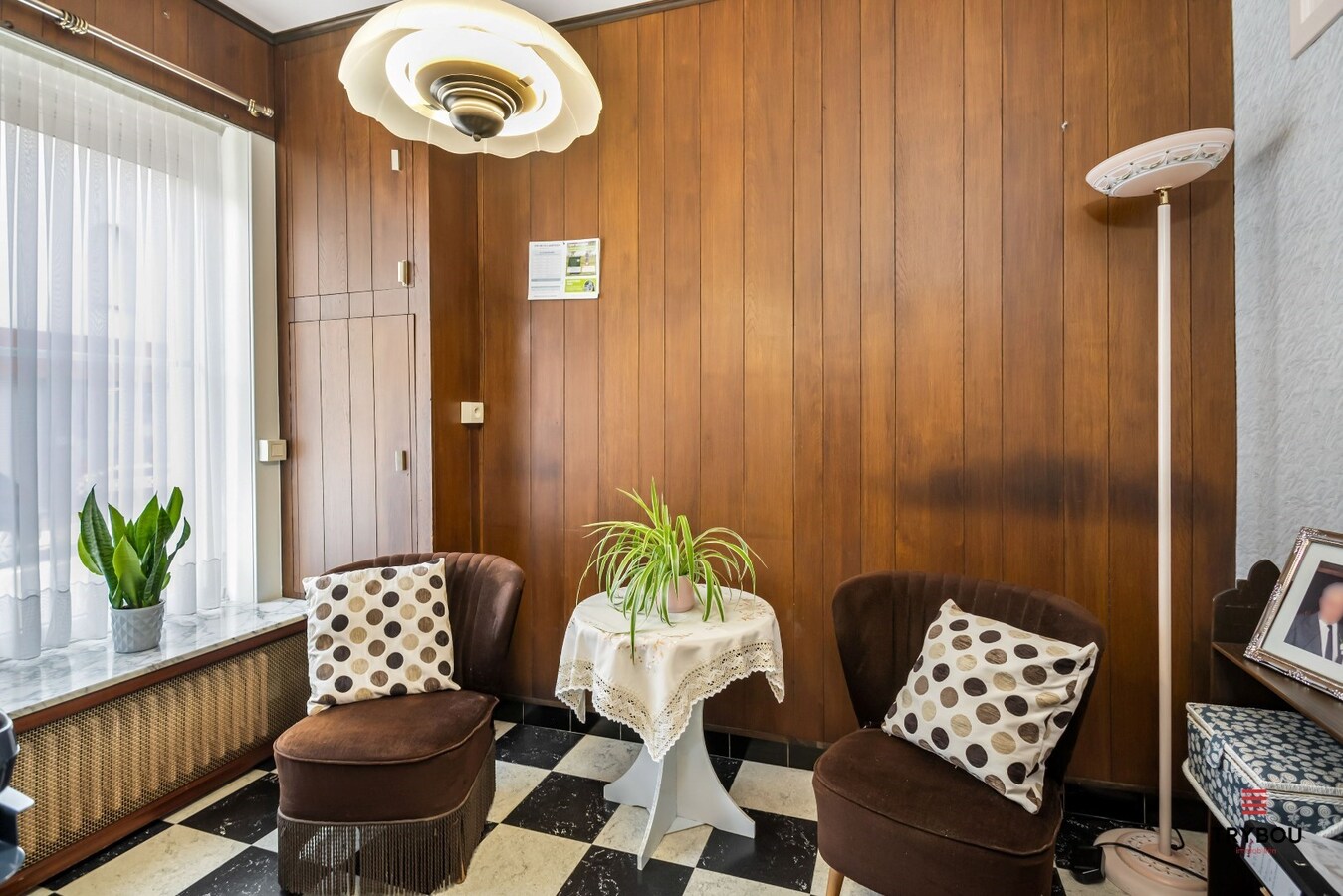 Centraal gelegen, halfopen woning met grote goed onderhouden tuin 