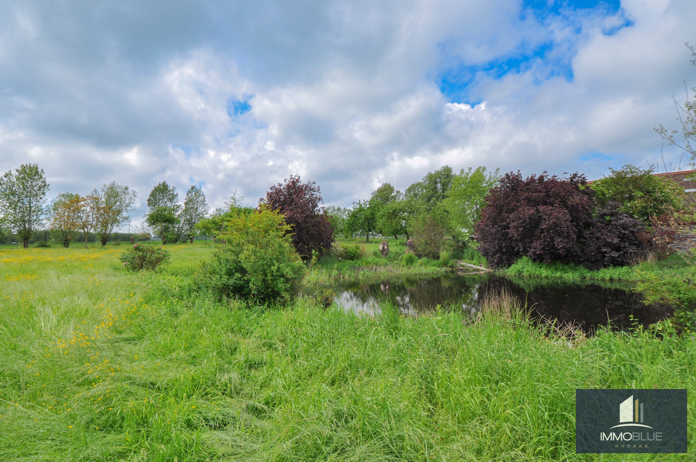 Propriété unique à rénover, idéalement située à quelques minutes de Knokke. 