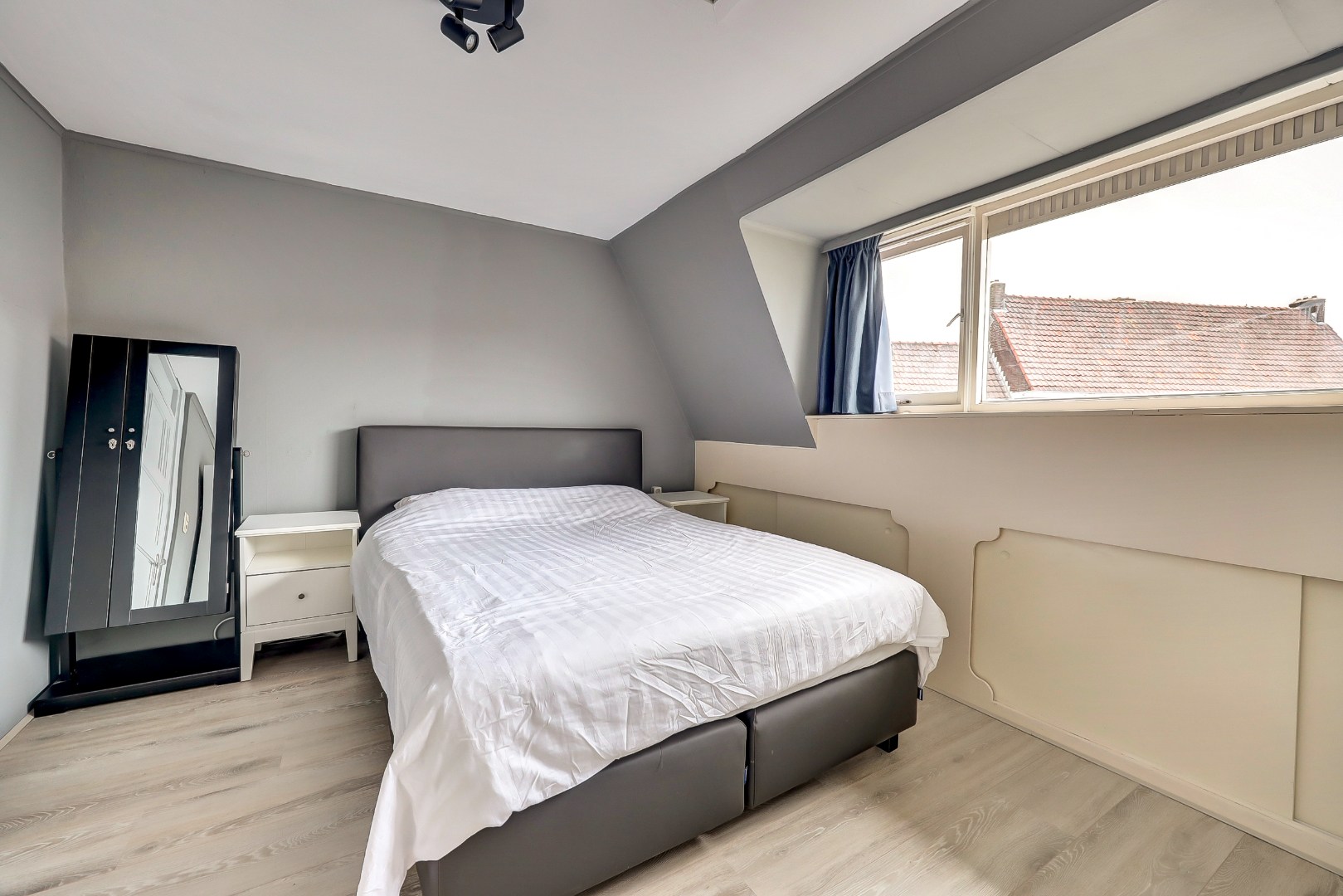 Sfeervol en karakteristiek jaren '30 bovenwoning met prachtige glas-in-lood details, 2 goede slaapkamers, ruime keuken en badkamer en gelegen op eigen grond! 