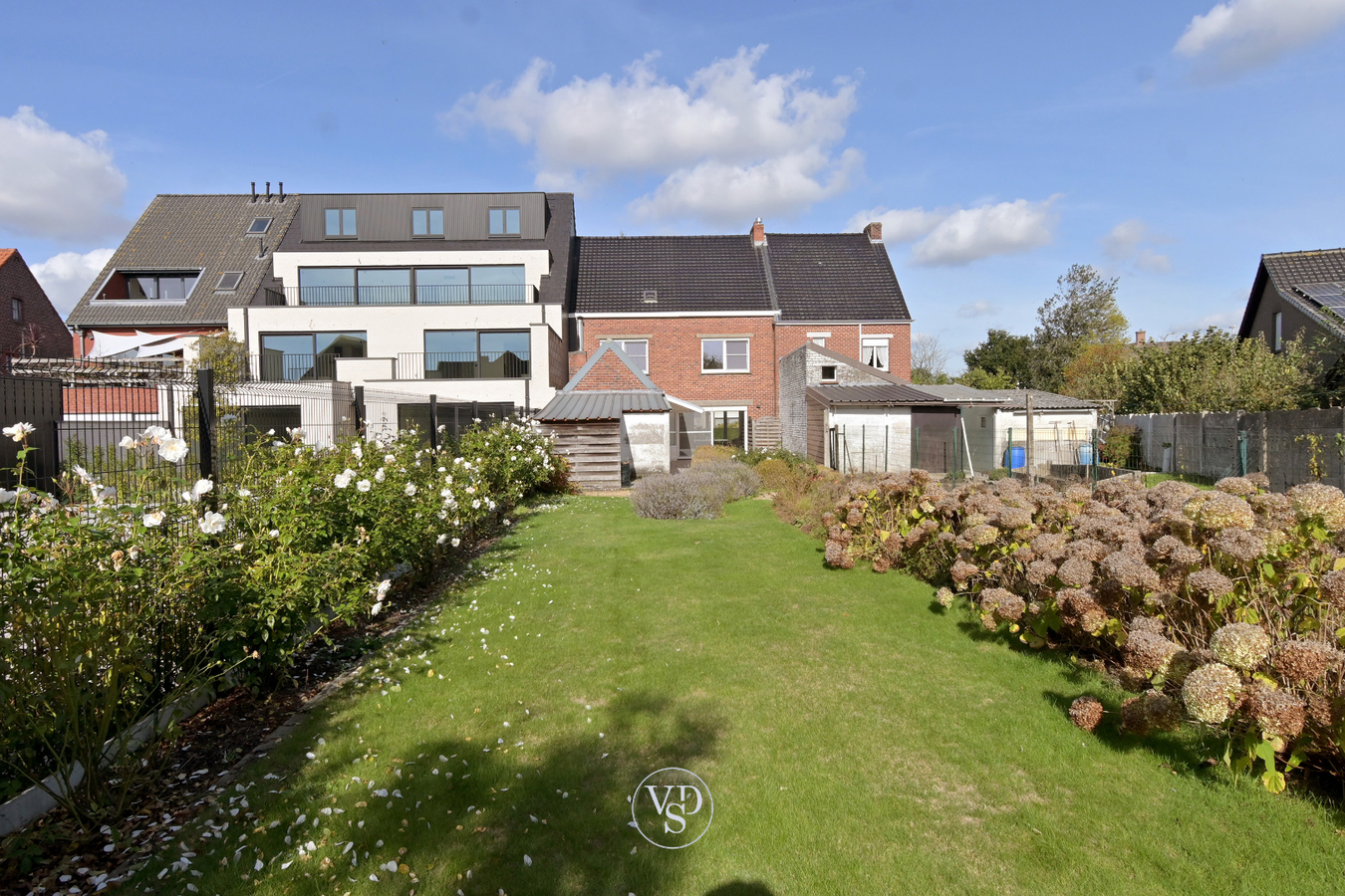 Degelijke woning met mogelijkheden, nabij centrum Zingem. 