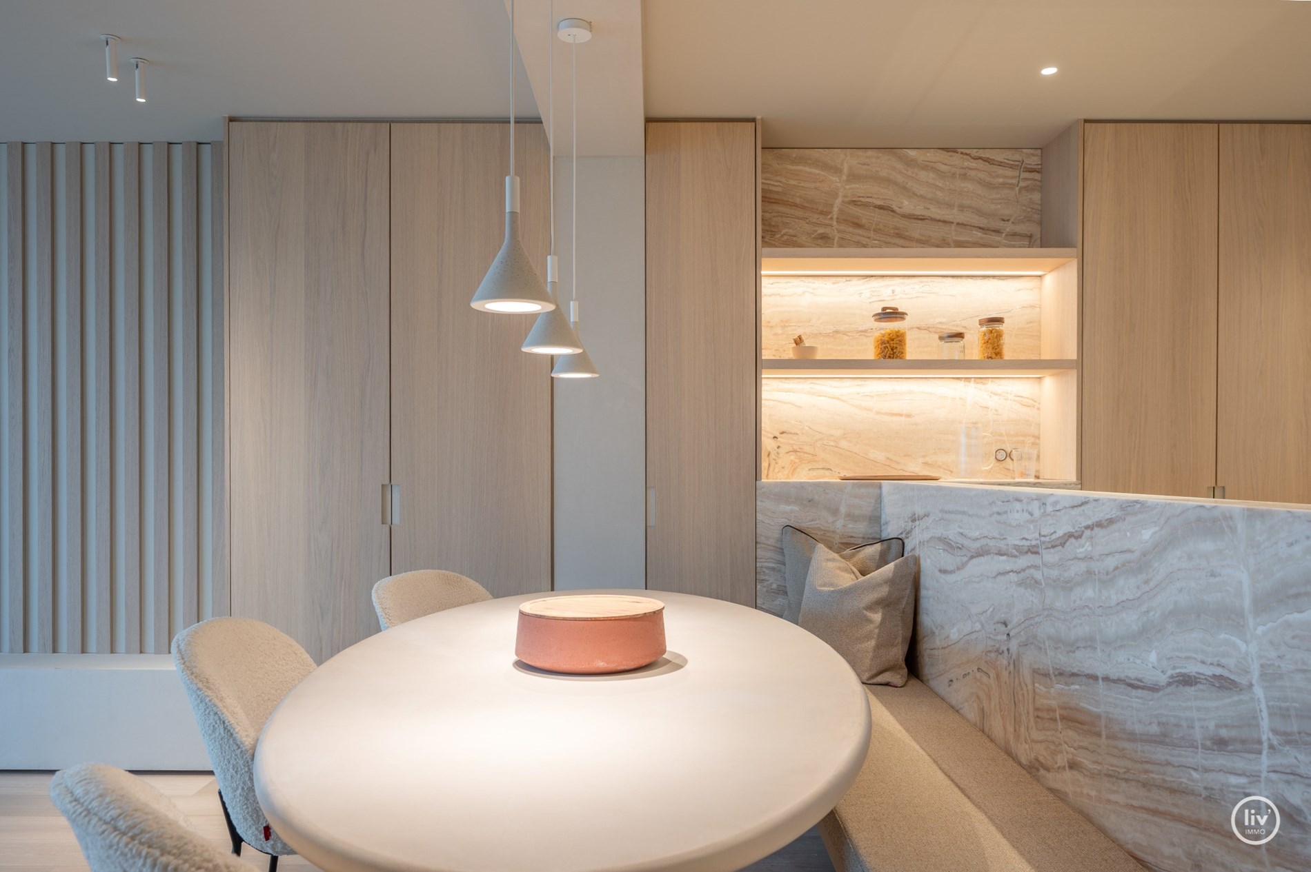 Appartement magnifiquement rénové avec vue frontale sur la mer situé sur la place de la tour de lumière à Knokke. 