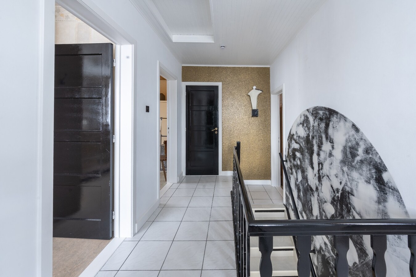 RUSTIG GELEGEN, RUIME WONING MET 4 SLAAPKAMERS, TUIN &amp; AANGRENZENDE STUDIO MET ENERGIELABEL D GELEGEN IN ALKEN 