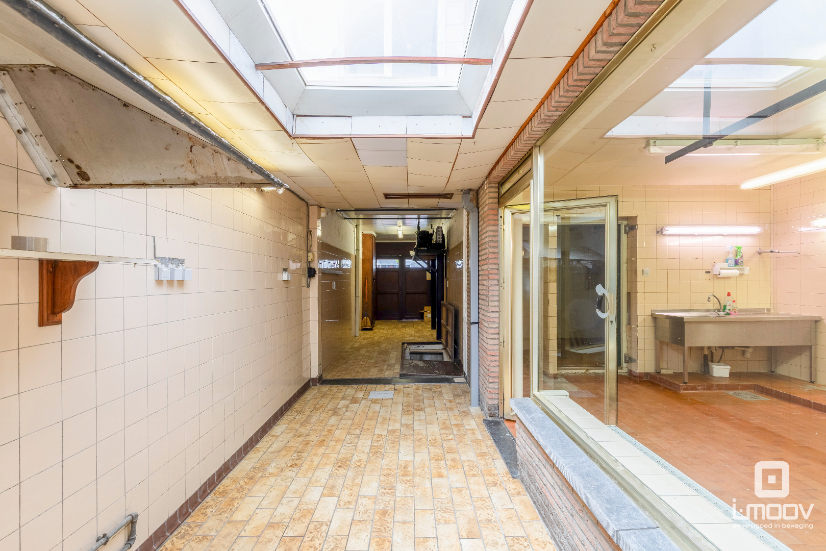 Ruime eigendom gemengd gebruik met 4 slaapkamers 
