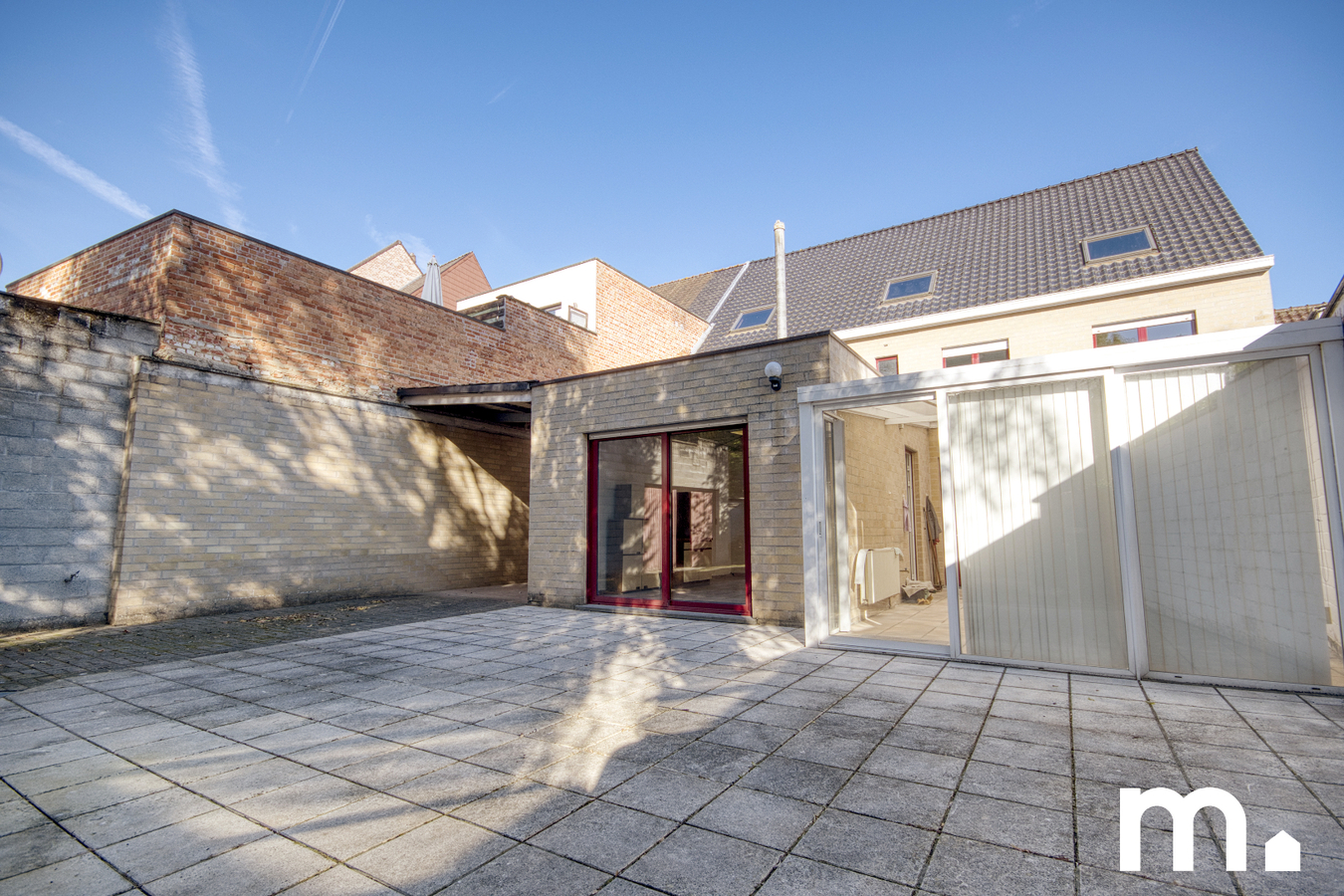 Veelzijdig handelshuis met ruime woonst van 433 m², privétuin en magazijn van 135m² te Oostrozebeke 